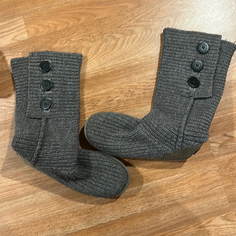 UGG women’s classic cardi gray size 9 boots